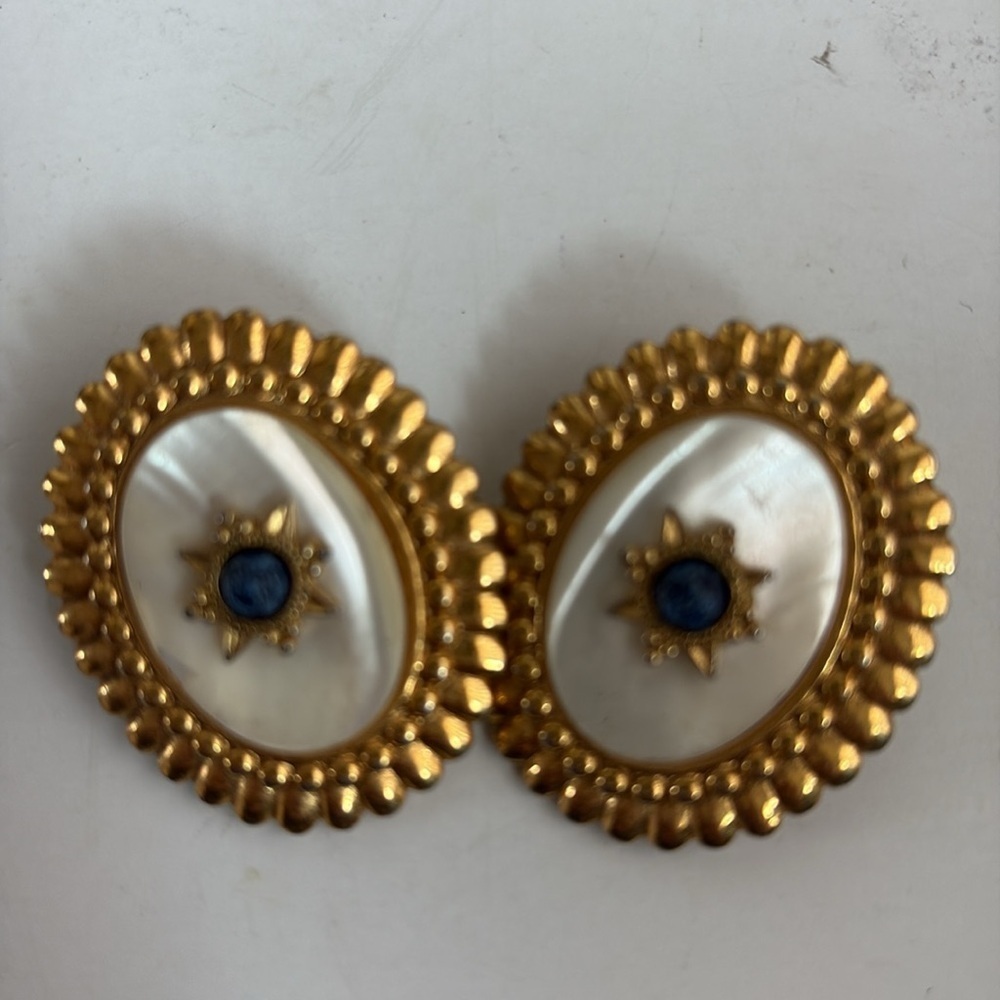 Vintage style gold tone mother of pearl like center w blue stone clip on earring - Picture 12 of 12